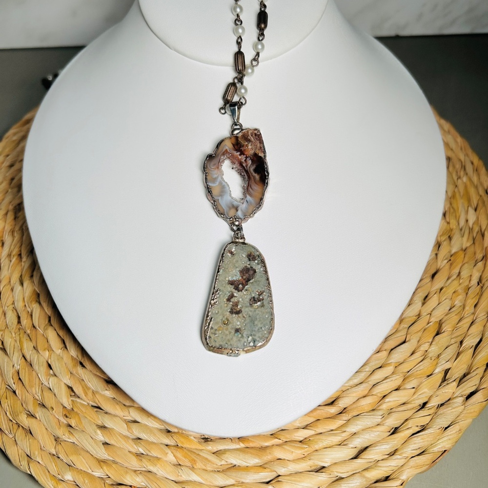 Vintage Quartz Agate Slice, Druzy, Brass Beaded and Faux Pearl Pendant Necklace - Picture 9 of 14